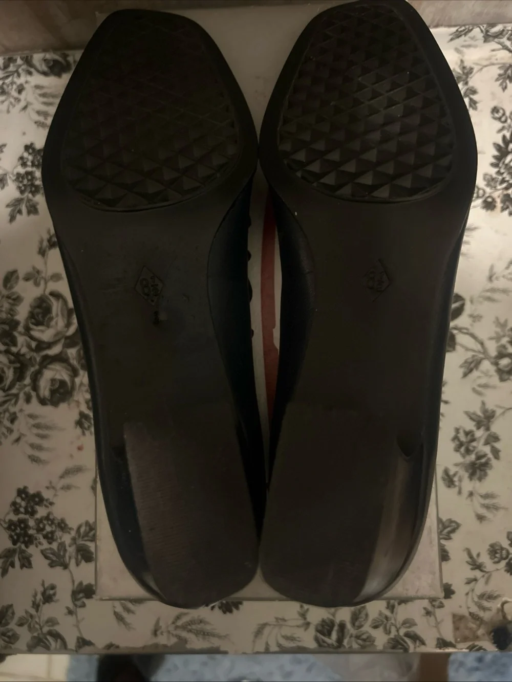 AEROSOLES sleek black